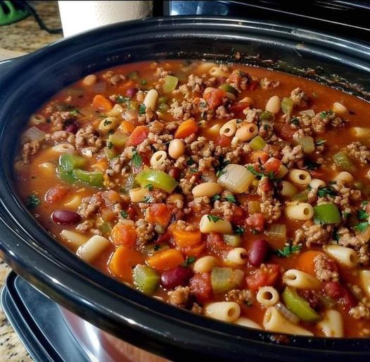 Comforting Slow-Cooker Beef and Vegetable Soup with Pasta